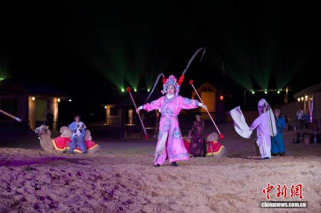 国庆假期，陕西大荔同州梆子文化园人头攒动，沉浸式实景剧《沙苑监·坡回头》精彩上演。彭一鹏 摄