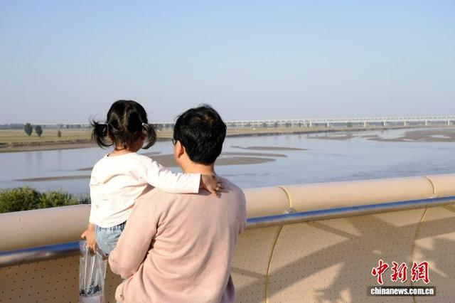 图为游人眺望黄河。中新社记者 李超庆 摄