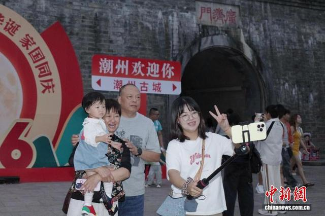 10月6日，国庆假期，广东侨乡潮州的潮州古城吸引游客游玩拍照。中新社记者 陈楚红 摄 