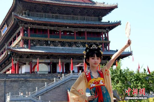 图为游客在西安鼓楼前拍照留念。中新社记者 党田野 摄 