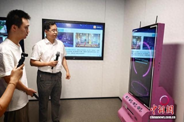 9月29日，参观者在厦门人工智能创新生态社区体验“AI+”应用场景。 吴冠标 摄