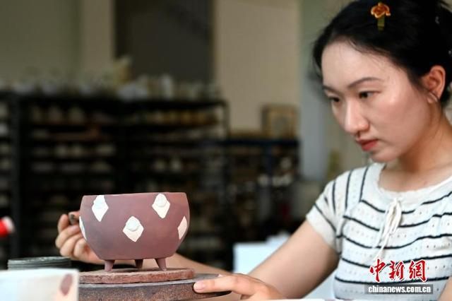 9月28日，在福建漳州窑素三彩烧制技艺传习中心内，“90后”姑娘陈嫣潜心打磨手艺。 中新社记者 张金川 摄