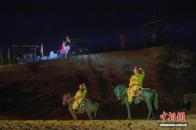国庆假期，陕西大荔同州梆子文化园人头攒动，沉浸式实景剧《沙苑监·坡回头》精彩上演。彭一鹏 摄