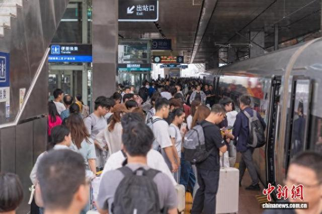 10月6日，国铁广州局迎来返程小高峰。国铁广州局 供图