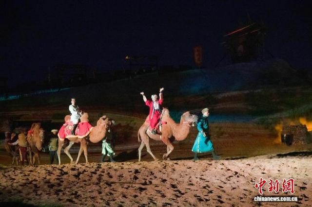 国庆假期，陕西大荔同州梆子文化园人头攒动，沉浸式实景剧《沙苑监·坡回头》精彩上演。彭一鹏 摄