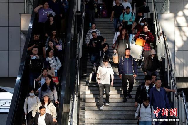 图为10月5日，旅客从铁路上海站出行。中新社记者 殷立勤 摄
