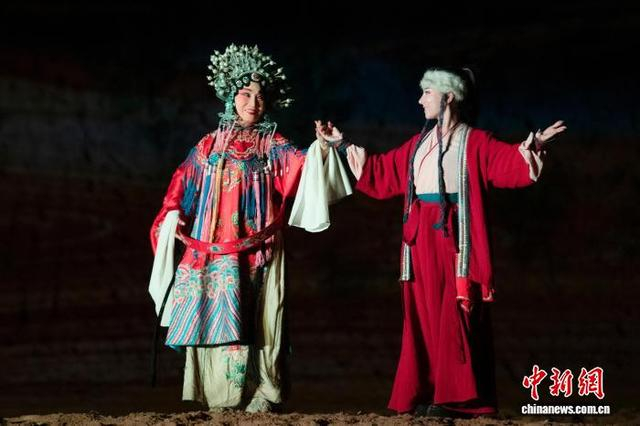 国庆假期，陕西大荔同州梆子文化园人头攒动，沉浸式实景剧《沙苑监·坡回头》精彩上演。彭一鹏 摄