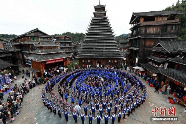 10月5日，侗族多耶比赛在广西三江侗族自治县林溪镇程阳八寨景区举行。图为民众在跳多耶舞。龚普康 摄