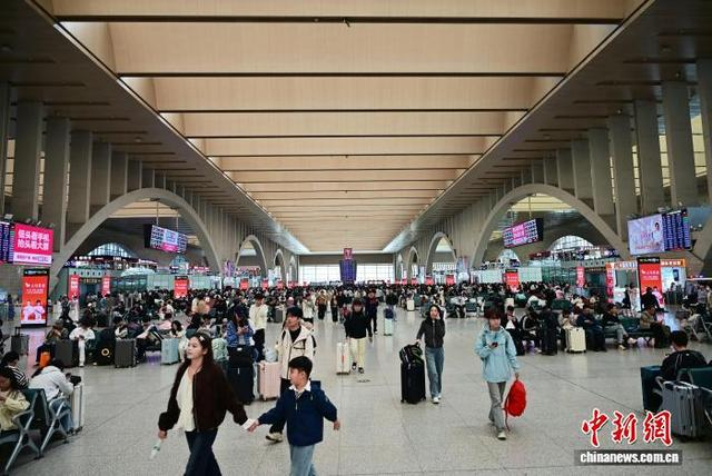 10月6日，河北石家庄火车站候车大厅，旅客候车。中新社记者 翟羽佳 摄