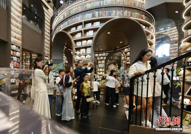 图为游客在钟书阁内拍摄。中新社记者 王磊 摄