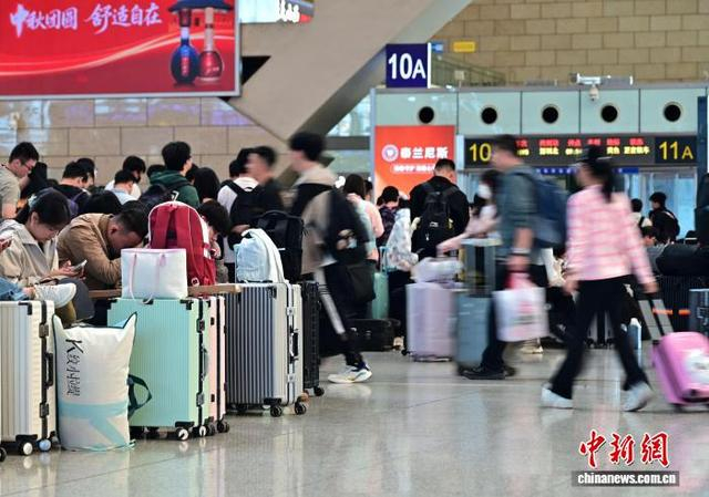 10月6日，河北石家庄火车站候车大厅，旅客候车。中新社记者 翟羽佳 摄