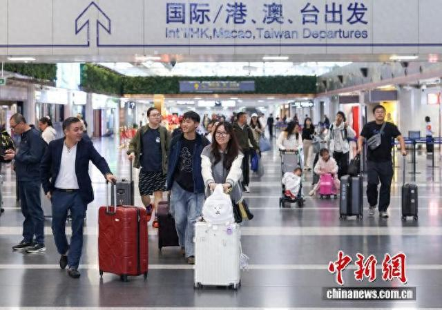 资料图：国庆假期期间，大量旅客在北京首都国际机场出行。 中新社记者 贾天勇 摄