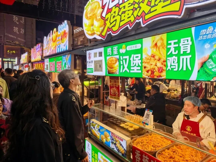 执法人员检查夜市