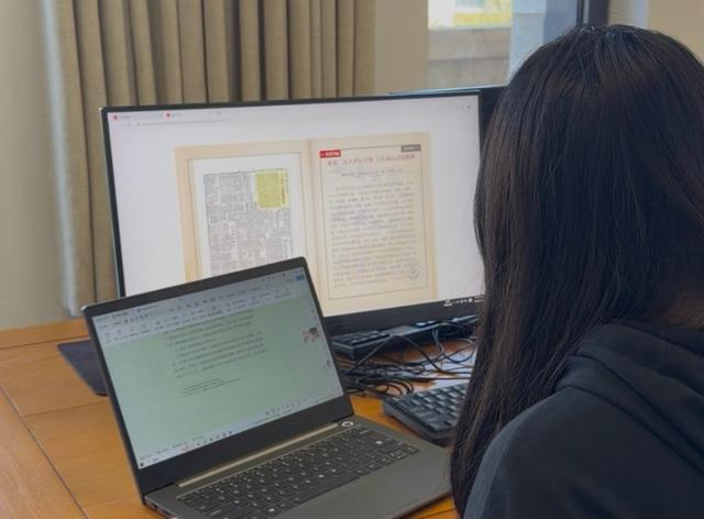 该校学生正在“延安时期红色文献数字研究平台”上搜索资料。中青报·中青网记者 李思/摄