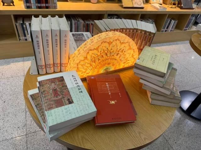 陕师大图书馆一楼，正在举行敦煌主题书展。中青报·中青网记者 李思/摄