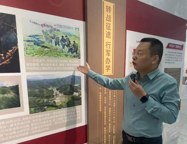 主题展板前，西电宣传部副部长余博介绍“长征路上办学”的故事。中青报·中青网记者 孙海华/摄