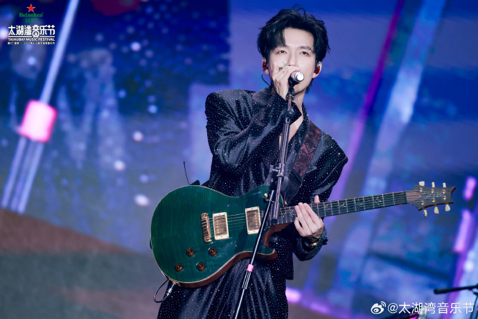 歌手陈楚生在太湖湾音乐节演出现场
