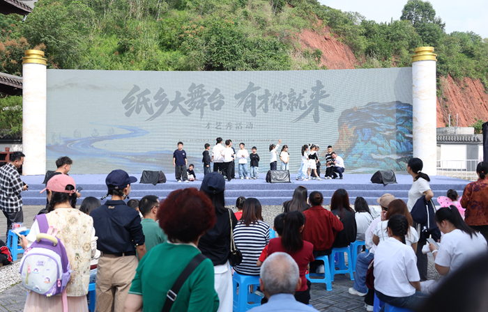 夹江“纸乡大舞台”才艺秀活动现场。夹江县融媒体中心 张稳 图