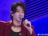 郑云龙演唱，歌曲《rock you like a hurricane》