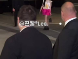 卢昱晓巴黎时装周下班，欲签名被助理阻止