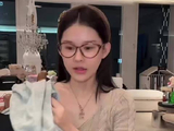傲娇美收到nono和三岁宇的生日礼物，殷世航说准备给傲娇美买苹果折叠手机