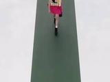 卢昱晓好像是从天上飞下来的仙女来看秀！真的是美丽动人，迷人优雅！