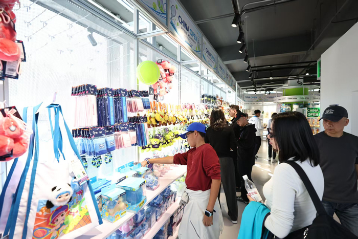 球迷在挑选中网特许商品。 新京报记者 王飞 摄