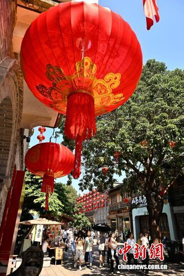 10月7日，民众在福州三坊七巷参观游玩。中新社记者 张斌 摄