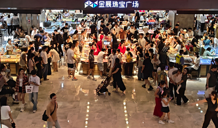 （国庆假期期间，深圳水贝金展珠宝广场。  吴家明/摄）