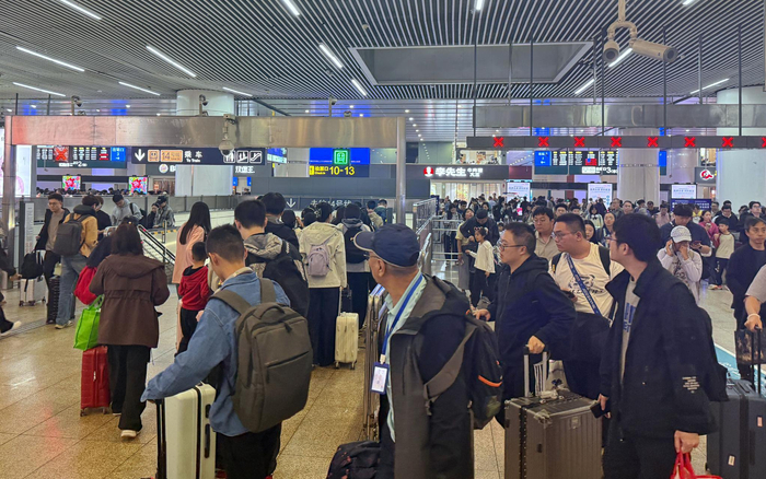 北京南站，不少旅客选择乘坐北京地铁4号线、14号线出行。新京报记者 王贵彬 摄