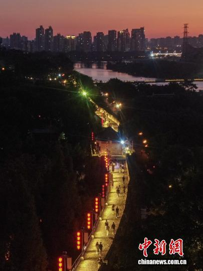 10月6日，江西赣州章贡区，傍晚时分，游客在宋代砖城墙上参观游览。（无人机照片）中新社记者 刘力鑫 摄
