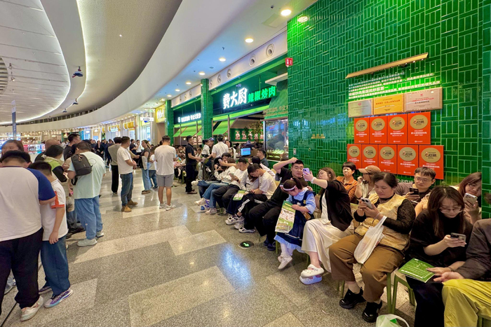 国庆假期餐饮消费热度持续走高，多家人气餐饮排队取号日均过千。受访者供图