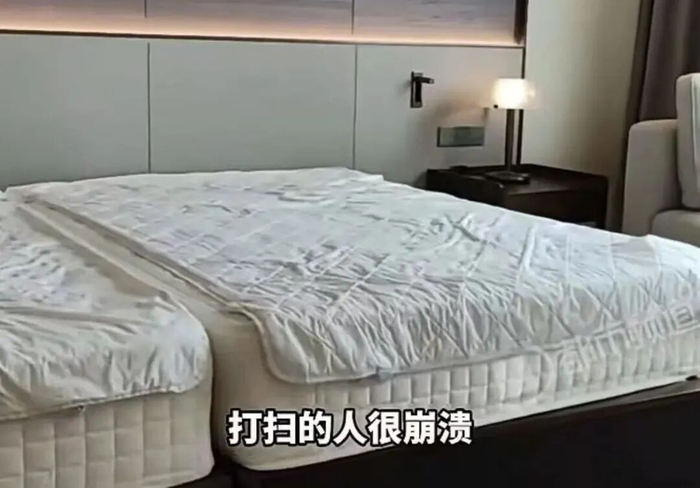 ▲有酒店保洁员发帖吐槽称，很多客人入住后自行拼床。图/都市报道视频号