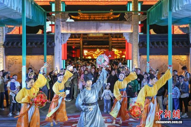 10月6日，国庆假期接近尾声，南京城南夫子庙景区依旧游人如织，热度不减。中新社记者 泱波 摄