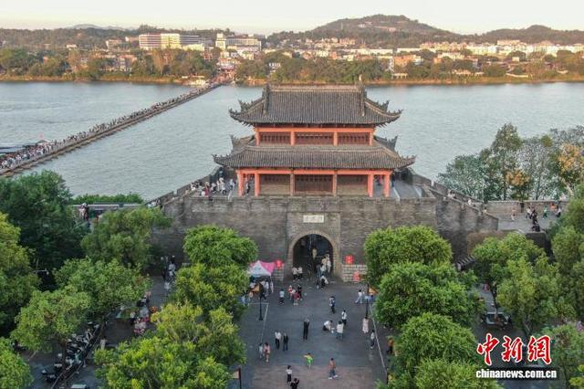 10月6日，江西赣州章贡区，游客进出宋代古城墙的建春门。（无人机照片）中新社记者 刘力鑫 摄