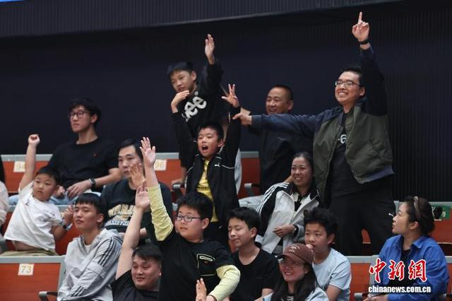图为球迷参与互动。中新社记者 泱波 摄