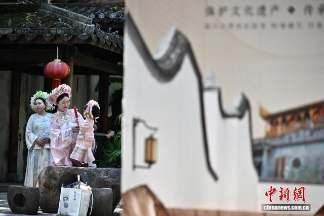 10月7日，民众在福州三坊七巷参观游玩。中新社记者 张斌 摄