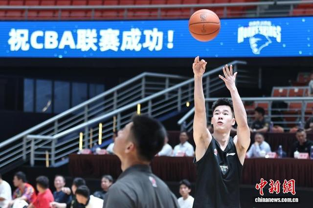 图为南京同曦宙光队球员郭昊文在队内对抗赛中投篮。中新社记者 泱波 摄