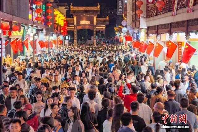 10月6日，国庆假期接近尾声，南京城南夫子庙景区依旧游人如织，热度不减。中新社记者 泱波 摄
