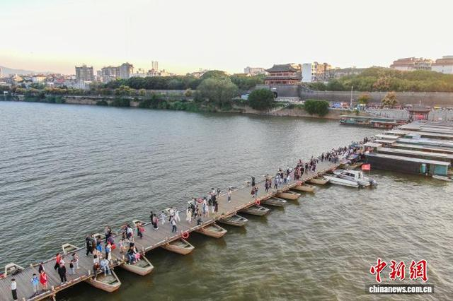 10月6日，江西赣州章贡区，游客在东河浮桥上参观游览。（无人机照片）中新社记者 刘力鑫 摄