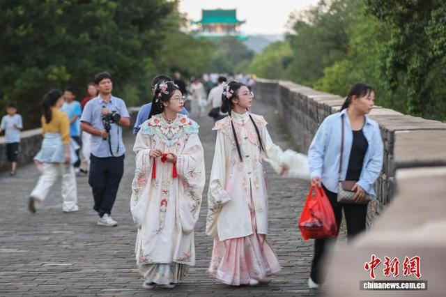 10月6日，江西赣州章贡区，游客在宋代砖城墙上参观游览。中新社记者 刘力鑫 摄
