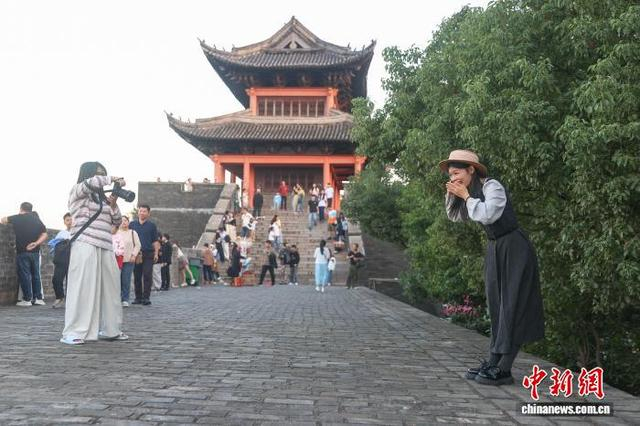 10月6日，江西赣州章贡区，游客在宋代砖城墙上拍照。中新社记者 刘力鑫 摄