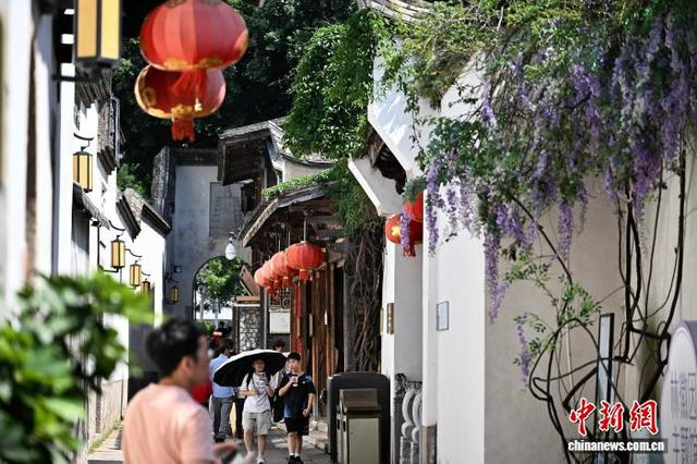 10月7日，民众在福州三坊七巷参观游玩。中新社记者 张斌 摄