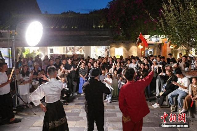 图为国庆假期期间，成都宽窄巷子沉浸式表演吸引游客。成都宽窄巷子 供图