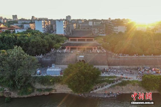 10月6日，江西赣州章贡区，游客在宋代砖城墙上参观游览。（无人机照片）中新社记者 刘力鑫 摄