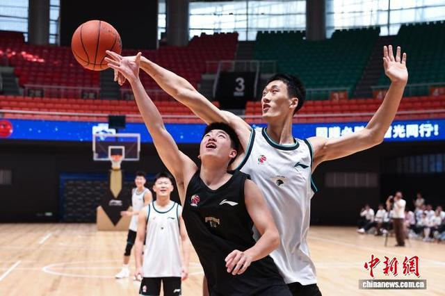 图为南京同曦宙光队球员在队内对抗赛中比拼。中新社记者 泱波 摄