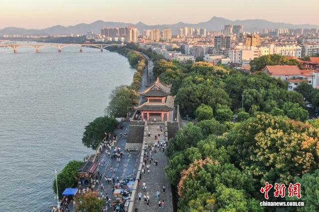 10月6日，江西赣州章贡区，游客在宋代砖城墙上参观游览。（无人机照片）中新社记者 刘力鑫 摄