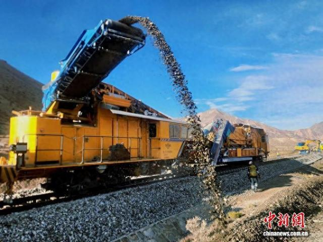 图为清筛机正在将道床内的污土排出。 朱哲 摄