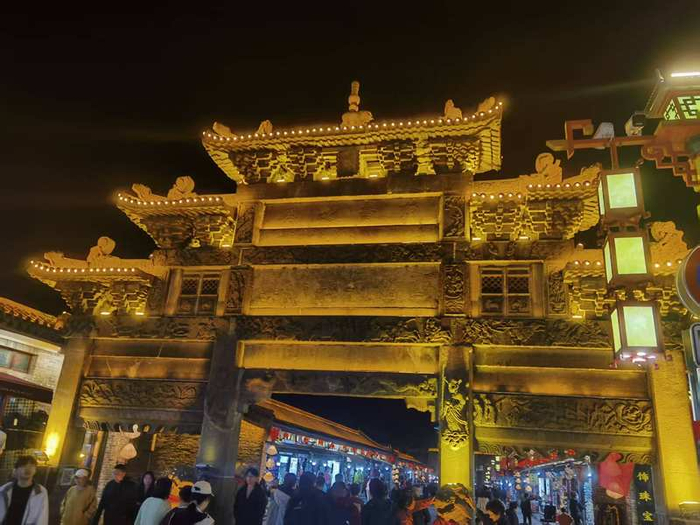游客游览辽宁兴城古城。受访者供图
