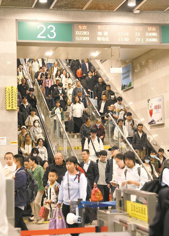             今天上午，上海虹桥火车站迎来返程客流高峰  本报记者  周馨  摄          